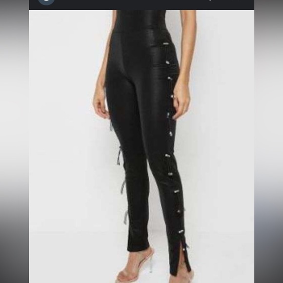 Mainere de Voir TOGGLE DETAIL VEGAN LEATHER LEGGINGS - BLACK
Size: 2 us - Picture 1 of 4